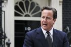 Opozice grilovala Camerona, posily v Londýně zůstanou