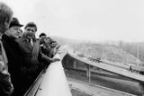 3. listopadu 1988 pak Praha most slavnostně otevřela celý - včetně severní části a chodníků pro pěší. Nechyběl ani generální tajemník Ústředního výboru KSČ Miloš Jakeš (druhý zleva) a vedoucí tajemník Městského výboru KSČ v Praze Miroslav Štěpán (třetí zleva).