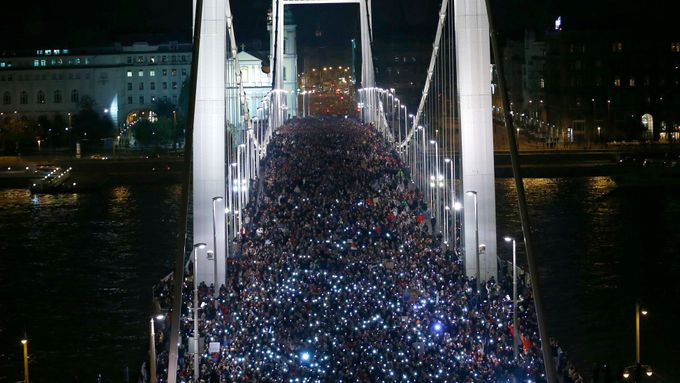 Proti zavedení internetové daně protestovaly tisíce Maďarů.
