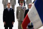 Macron stoji s francouzskou vlajkou