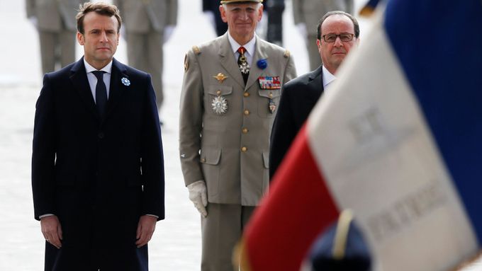 Emmanuel Macron (vlevo) se svým předchůdcem Francoisem Hollandem (vpravo) při pondělní připomínce konce 2. světové války v Paříži.