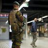 Vojáci ve vestibulu bruselského metra.