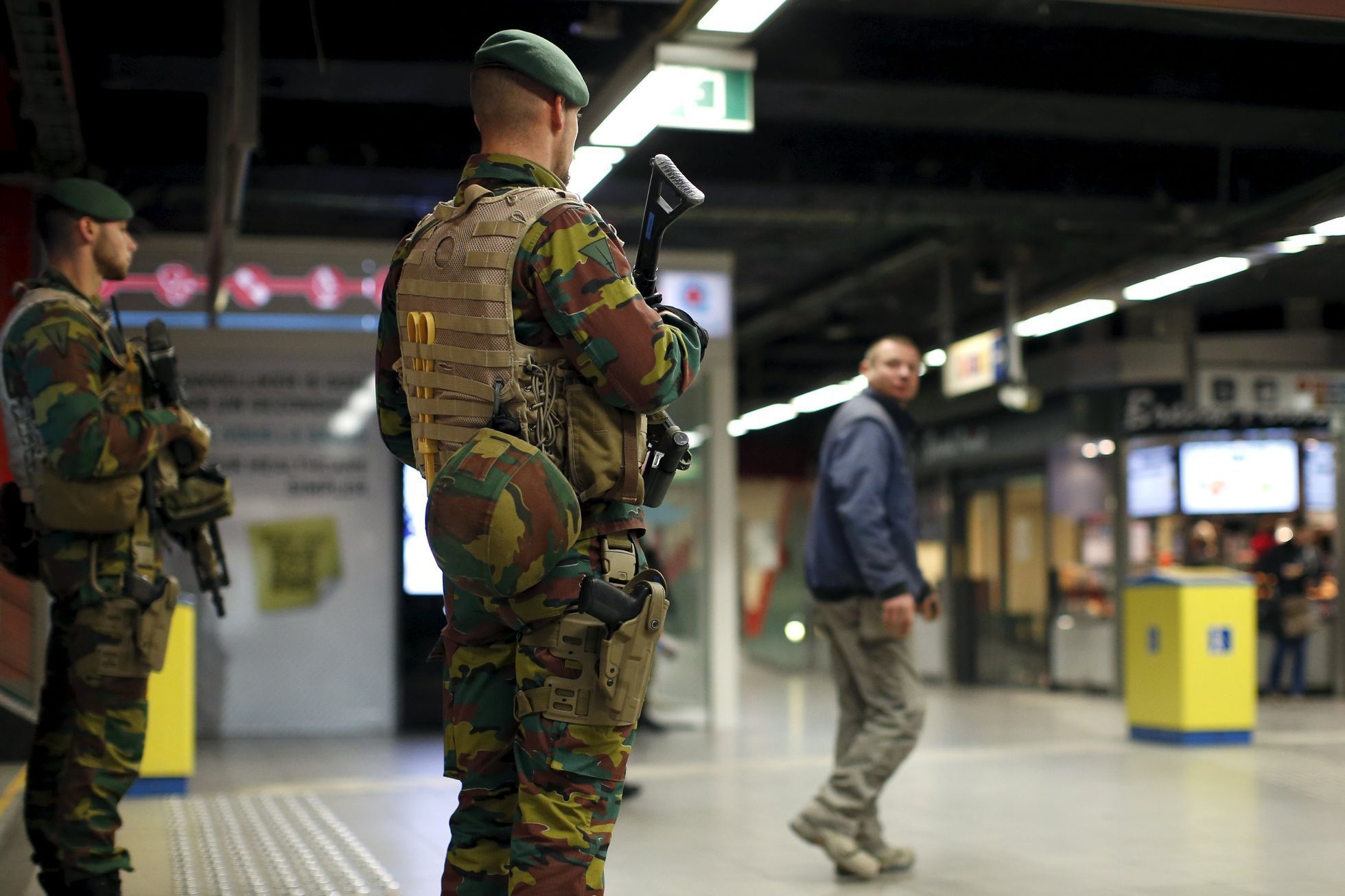Vojáci ve vestibulu bruselského metra.