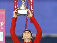 Česká rychlobruslařka Martina Sáblíková s trofejí za vítězství ve Světovém poháru na dlouhých tratích.