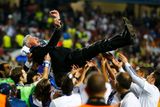 Trenér Carlo Ancelotti se po vítězném finále právem ocitl nad hlavami šťastných hráčů Realu