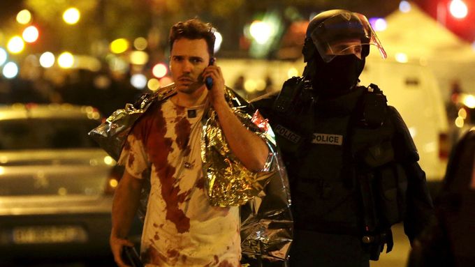 Při útoku teroristů v Paříži na podzim loňského roku zemřelo 136 lidí.