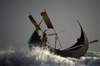 Obrazem: Boj o holý život na vratkých bárkách. Rohingové v Bangladéši rybaří, aby přežili