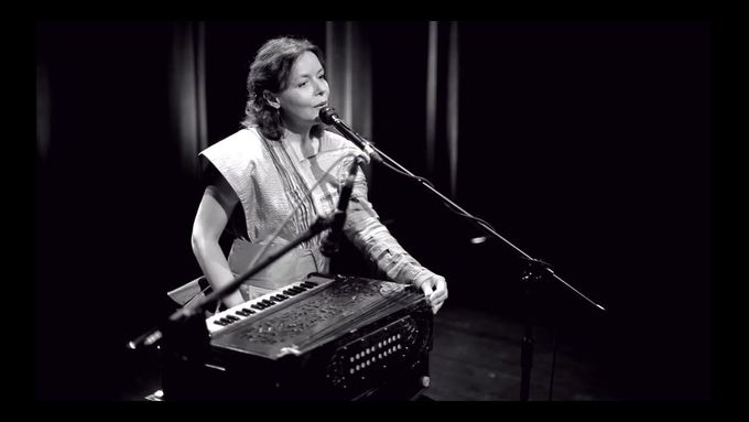 Mariana Sadovská sama s harmoniem zpívá Widow Song, 2014, Lublin, Polsko.