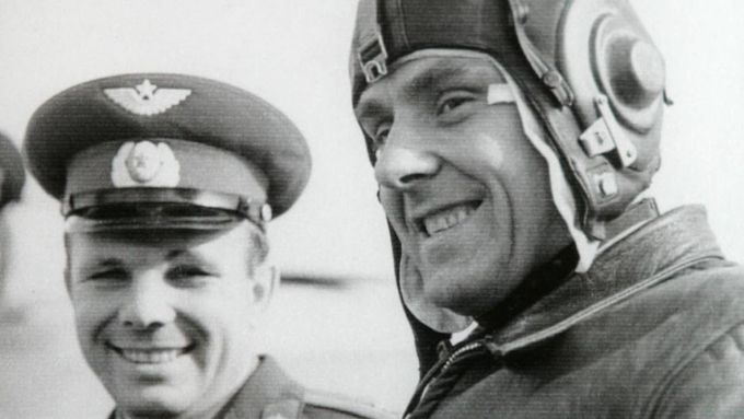 Vladimir Komarov (vpravo) a Jurij Gagarin.