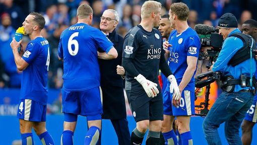 Robert Huth a Claudio Ranieri slaví výhru Leicesteru City