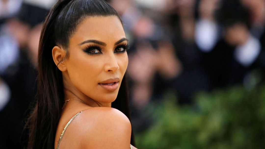Kim Kardashianová podle časopisu Forbes v posledních letech zbohatla především díky své kosmetické značce KKW Beauty, jíž založila v roce 2017 a značce spodního prádla Skims.