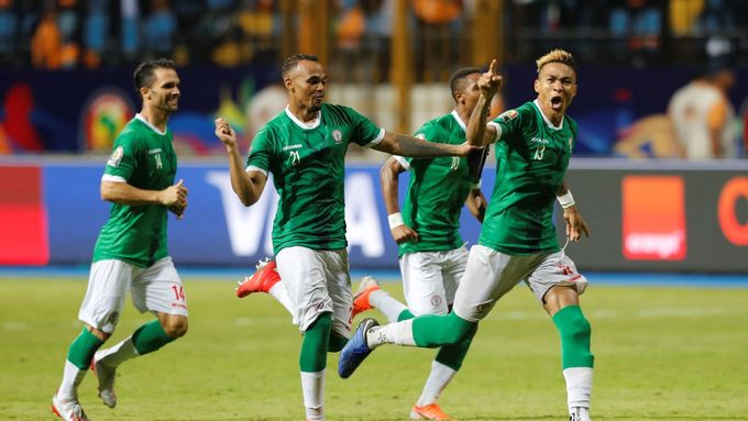 Fotbalisté Madagaskaru slaví postup do čtvrtfinále Poháru afrických národů.