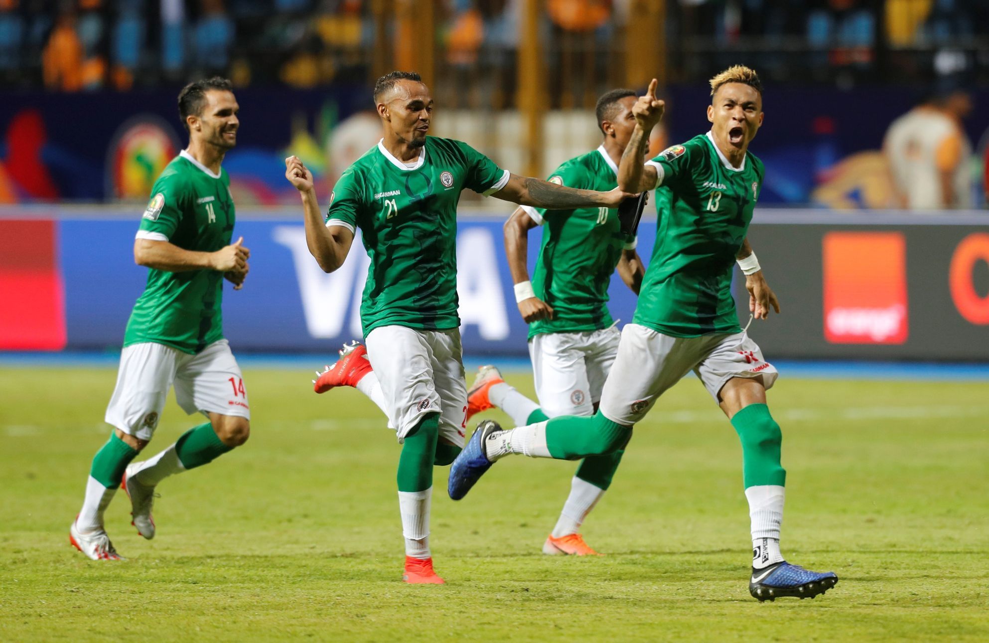 Pohár afrických národů 2019: Madagaskarští fotbalisté oslavují postup do čtvrtfinále.