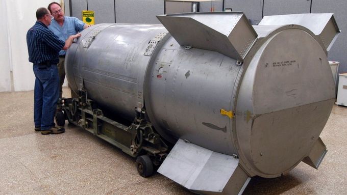 Pracovníci zařízení na likvidaci jaderného metariálu v Amarillu připravují bombu na poslední cestu