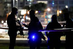 Obětí útoku v Tel Avivu je Ital, zraněných je několik turistů. Izrael povolává zálohy