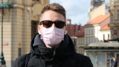 Praha ulice koronavirus rouška respirátor