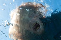 Seriál Živí mrtví: Počátek konce oživuje televizní zábavu, v nové řadě hrdinové utíkají na moře