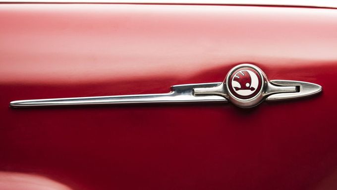 Červenou barvu využívalo logo na některých autech v 50. a 60. letech.