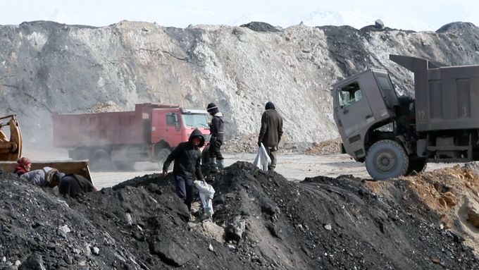 Na skládce v hornaté kyrgyzské oblasti Chong-Alay lidé sbírají uhlí, aby přežili. Hromadí se zde odpadní uhlí smíchané s kamením.
