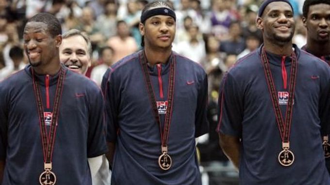 Ametičtí basketbalisté (zleva) Dwyane Wade, Carmelo Anthony a LeBron James pózují s bronzovými medailemi z MS v Japonsku.