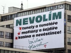 Srdíčko místo šejdířů. Václav Havel, na jaře volič zelených, nechal na desetimetrový plakát napsat, že nevolí tunely.