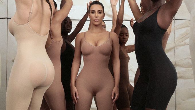 Kim Kardashianová ve své nové značce prádla.