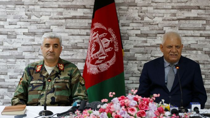Náčelník afghánského generálního štábu Kadam Šáh Šahím a ministr obrany Abdulláh Habíbí.