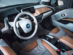 Interiér v sobě ukrývá i prvky z klasických současných BMW