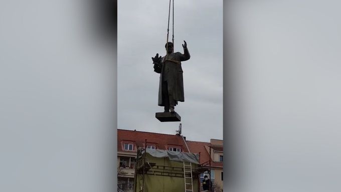 Praha 6 nechala odstranit sochu maršála Koněva. Neměl roušku, napsal starosta Kolář.