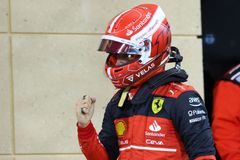 Kvalifikační drama v Sáchiru ovládl Leclerc s Ferrari