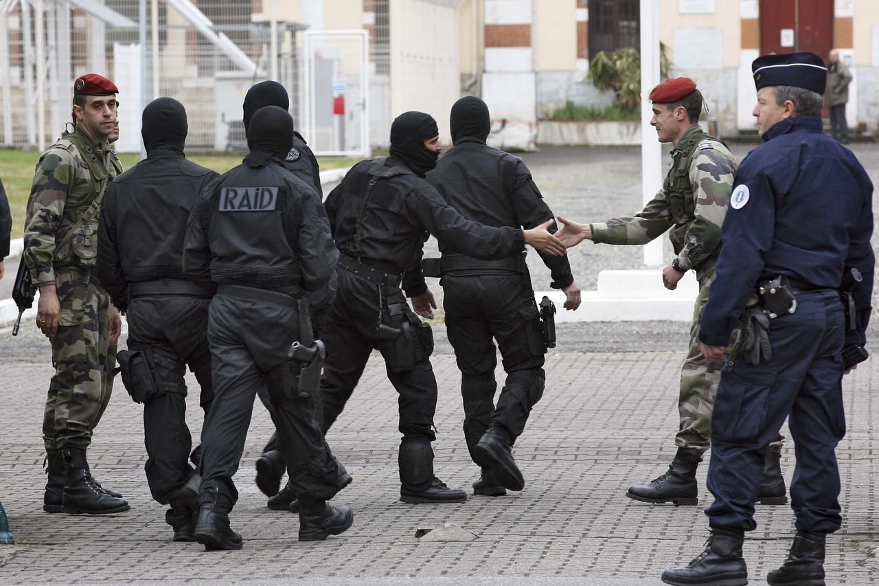 Speciální zásahová jednotka opouští místo činu v Toulouse