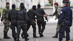 Speciální zásahová jednotka opouští místo činu v Toulouse