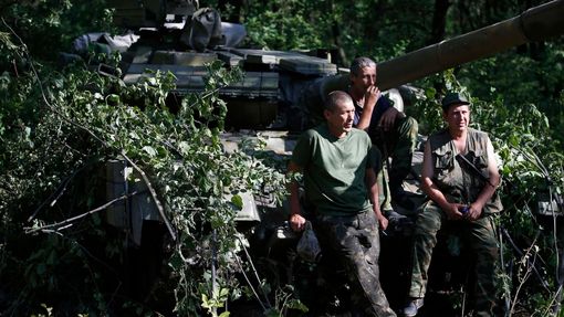 Proruští separatisté z praporu Vostok u tanku T-64.