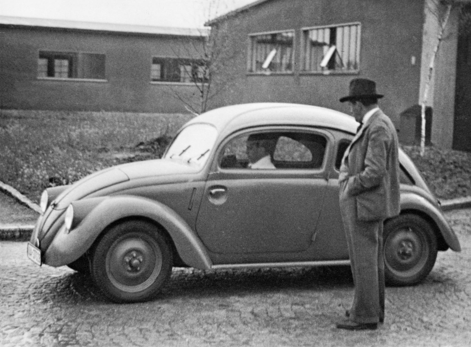 Závodní historie Porsche: Ferdinand Porsche u prototypu VW W30.(1937)