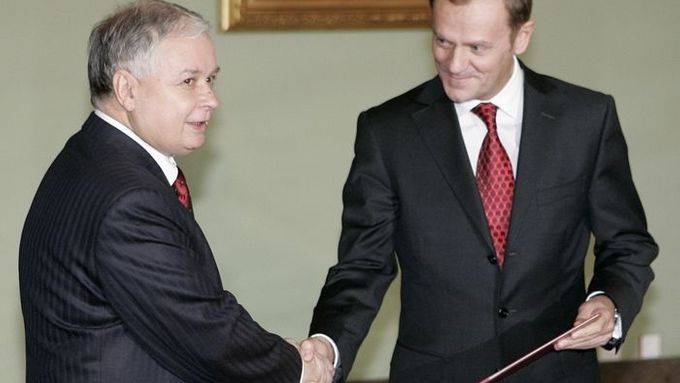Vztahy mezi oběma nejmocnějšími muži Polska jsou komplikované. Prezident Kaczyński (vlevo) jmenoval novým premiérem Donalda Tuska.