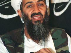 Usáma bin Ládin, nejhledanější terorista světa, na archivním snímku z května 1998. Účastnil se tiskové konference v Afghánistánu.