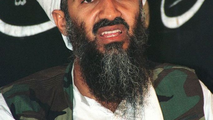 Usáma bin Ládin, nejhledanější terorista světa, na archivním snímku z května 1998. Účastnil se tiskové konference v Afghánistánu.
