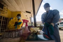Sierraleonského lékaře nakaženého ebolou budou léčit v USA