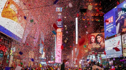 Tuna konfet, obří křišťálová koule, milion lidí. Sledujte oslavy na Times Square