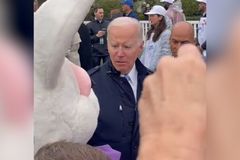 Bidenovi zavelel velikonoční zajíc. Hanba, jak neschopný musí být, reagují kritici