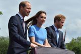Za královskou rodinu přivítali hosty princ William s manželkou Kate, stejně jako královniny děti, princ Andrew a princezna Anne.