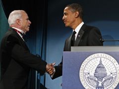 Setkání se soupeřem z voleb. Den před inaugurací si potřásl Barack Obama rukou se svým republikánským protikandidátem Johnem McCainem na slavnostní večeři ve Washingtonu, D.C.