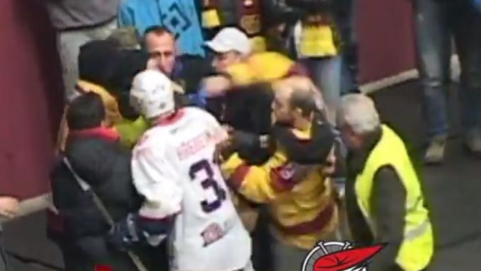 Podívejte se na incident během hokejového utkání první ligy. Fanoušek Dukly Jihlava v průběhu utkání pěstí napadl vyloučeného Štěpána Hřebejka.