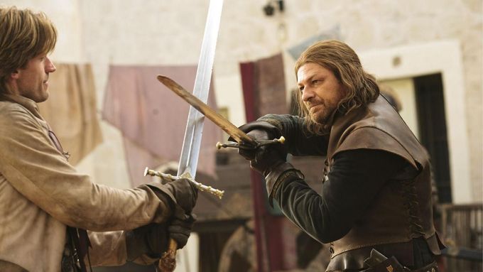 Nikolaj Coster-Waldau jako Jaime Lannister a Sean Bean v roli Neda Starka.