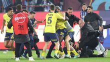 Šokující záběry. Slavící fotbalisty Fenerbahce napadli fanoušci přímo na hřišti