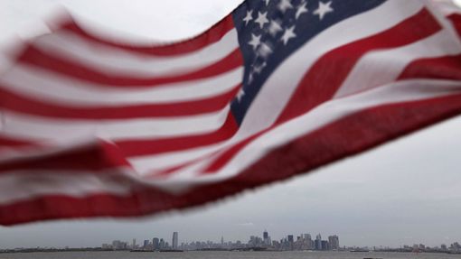 New York, New York a americká vlajka ve větru.