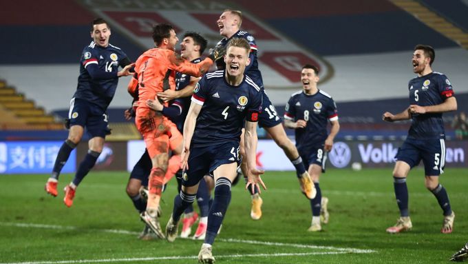 Radost skotských fotbalistů po postupu na Euro