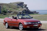 70 000 Kč: Saab 9-3 Convertible - První generace Saabu, která nesla označení 9-3, je sice podle škarohlídů jen přestavěný Opel Vectra, jenže milovníci značky vědí, že jde o klasické auto s nestárnoucím designem. Udělá parádu ještě dnes. Navíc je to poměrně spolehlivý vůz, není potřeba se bát ani turbomotorů, díky kterým se stal Saab také známým. Problém není ani s náhradními díly.