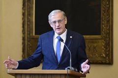 Univerzita Karlova zvolila rektorem analytického chemika Jiřího Zimu