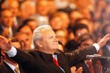 Miloševičovi měl skončit prezidentský mandát až v létě roku 2001. On se ale rozhodl podpořit reformu volebního zákona, podle které by se prezidentské volby uskutečnily už na podzim. Miloševič by pak díky přímě lidové volbě mohl v úřadu zůstat dál, což dosud nebylo možné. Na fotce je prezident v srbské metropoli Bělehradě v roce 1997.